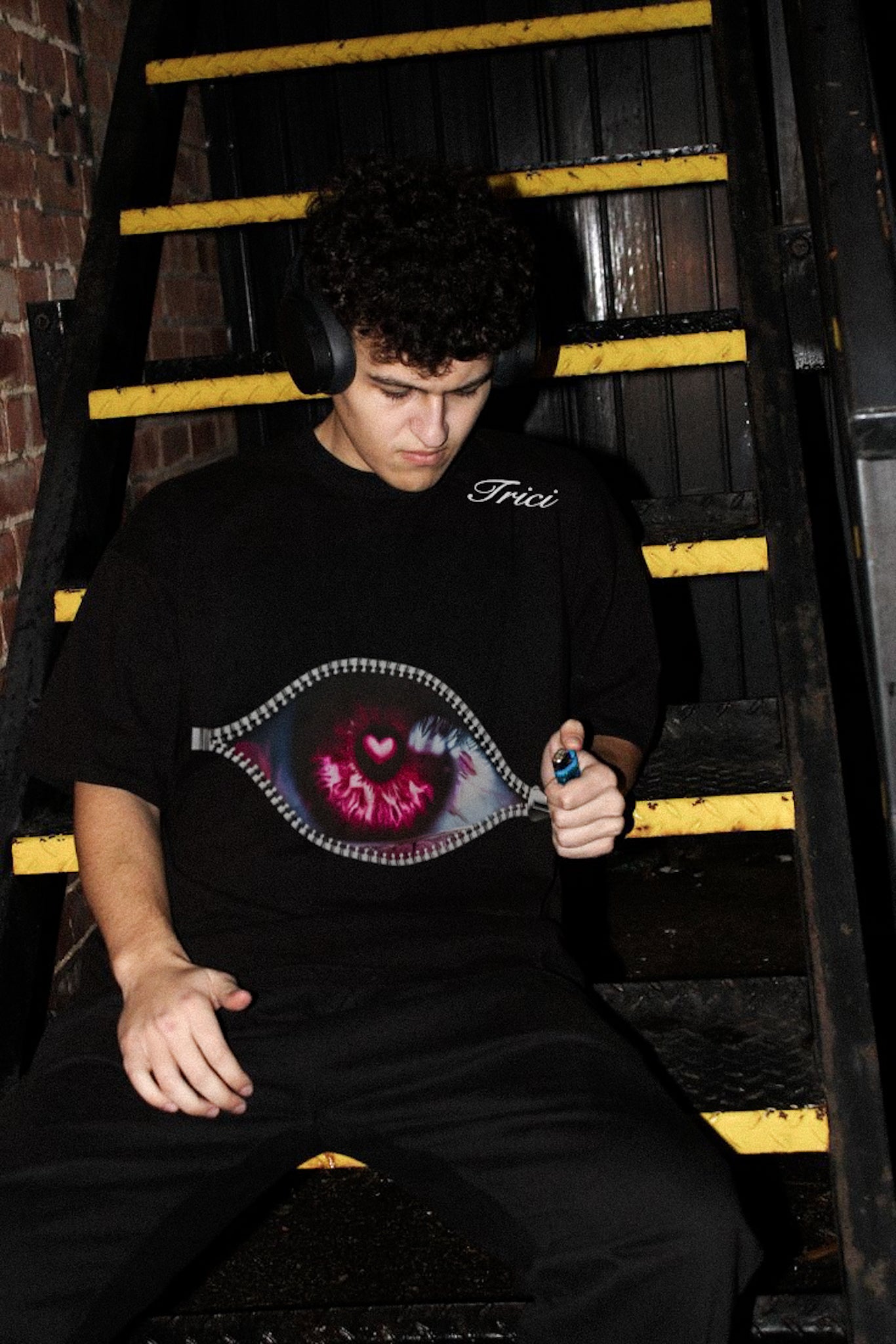 ZIP EYE T-SHIRT IN BLACK [UNISEX]